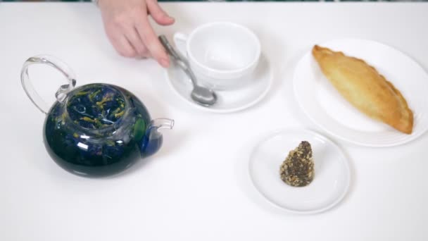 Blue tea from the flowers klitoria in teapot. fashionable design food — 비디오