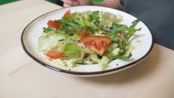 Un déjeuner végétarien. salade de légumes et pâtes à la sauce verte . — Video