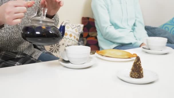 Голубой чай из цветов клитория в чайнике. модный дизайн питания — стоковое видео