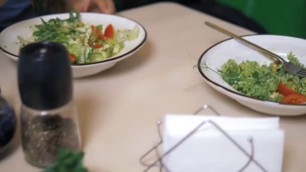 Mujer comiendo en restaurantes vegetarianos comida saludable — Vídeos de Stock