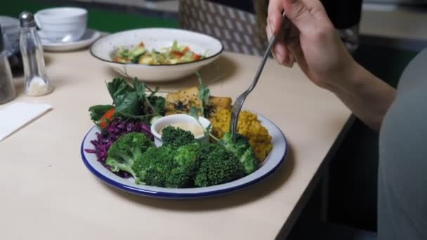 Dos mujeres comiendo en restaurantes vegetarianos comida saludable — Vídeos de Stock