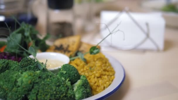 İki kadın vejetaryen restoranlarında sağlıklı yiyecekler yiyor. — Stok video