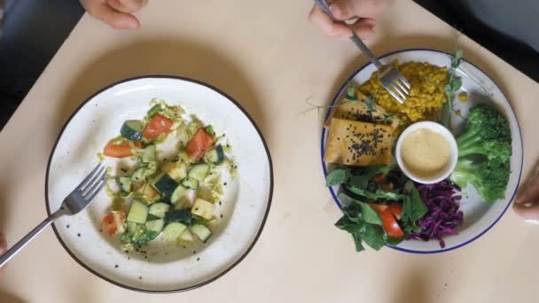 Due donne che mangiano in ristoranti vegetariani cibo sano — Video Stock