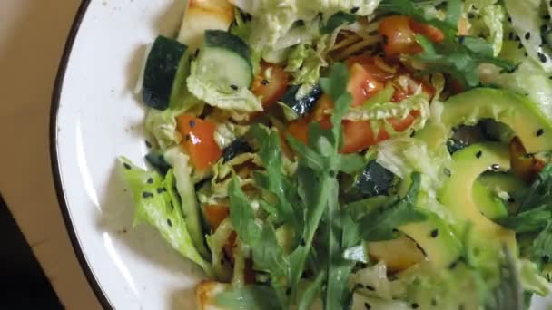 Модный дизайн еды. овощной салат с руколлой и авокадо — стоковое видео