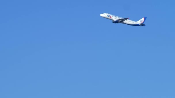 Un avión de pasajeros despegó lejos en el cielo azul claro . — Vídeo de stock