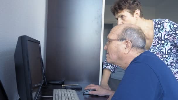 Oudere paar man en vrouw met behulp van computer samen — Stockvideo