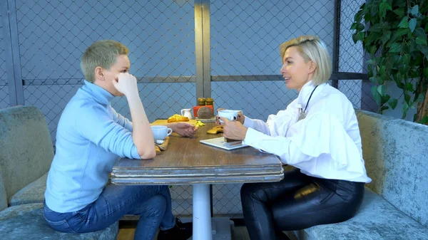 Deux belles femmes élégantes blondes communiquent assis dans un café — Photo