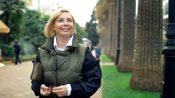 Belle femme blonde tendance et élégante marchant dans un parc de la ville en automne — Photo