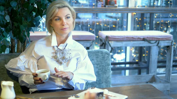 Bela elegante mulher loira elegante descansando em um café — Fotografia de Stock