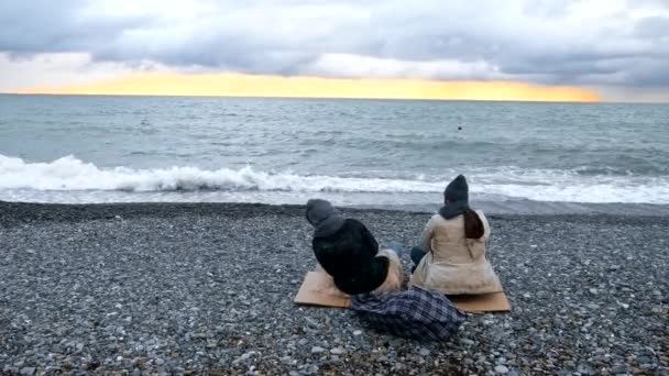 Obdachloses Paar, Mann und Frau, übernachten am Meer — Stockvideo