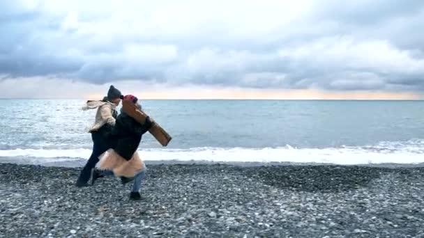 Gelukkig dakloos stel, een man en een vrouw op het strand — Stockvideo