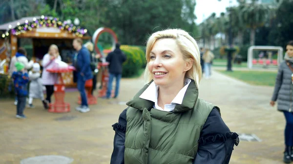 Belle femme blonde tendance et élégante marchant dans un parc de la ville en automne — Photo