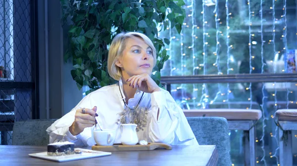 Красивая элегантная стильная блондинка отдыхает в кафе — стоковое фото
