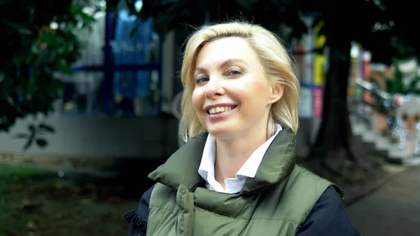 Belle femme blonde tendance et élégante marchant dans un parc de la ville en automne — Photo