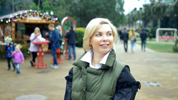 Vakker, elegant, blond kvinne som går i en bypark om høsten – stockfoto