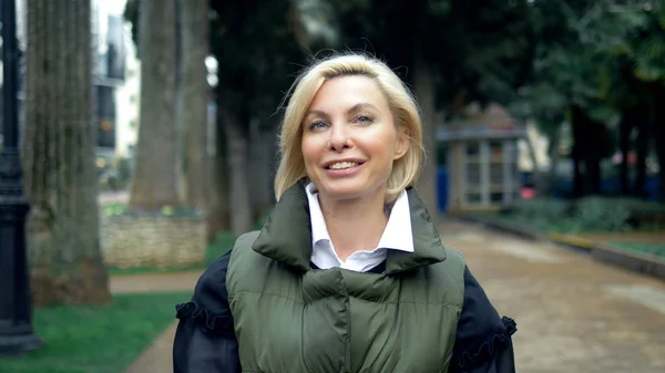 Belle femme blonde tendance et élégante marchant dans un parc de la ville en automne — Photo