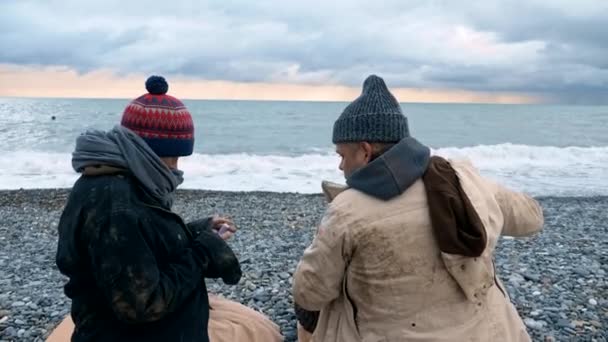 Hemlösa par, man och kvinna, övernattning vid havet — Stockvideo