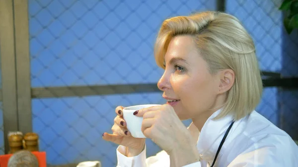 Beautiful elegant stylish blond woman resting in a cafe — 스톡 사진