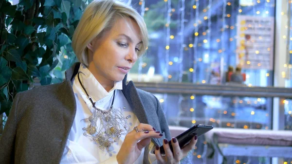 Krásná elegantní stylová blond žena odpočívající v kavárně — Stock fotografie