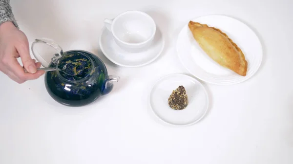 Blue tea from the flowers klitoria in teapot. fashionable design food — 스톡 사진