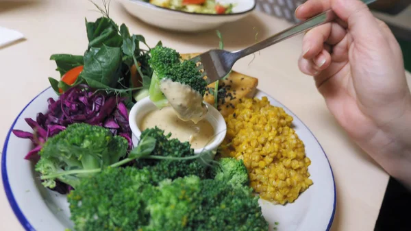 Mulher comendo em restaurantes vegetarianos comida saudável — Fotografia de Stock