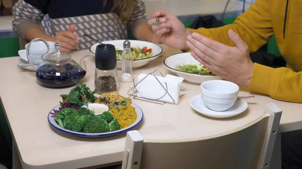 Couple homme et femme manger dans les restaurants végétariens alimentation saine — Photo