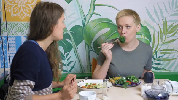 Két nő eszik vegetáriánus éttermekben egészséges ételek — Stock Fotó
