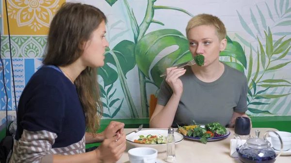 Dos mujeres comiendo en restaurantes vegetarianos comida saludable —  Fotos de Stock