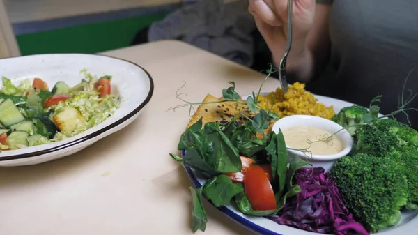 Mulher comendo em restaurantes vegetarianos comida saudável — Fotografia de Stock