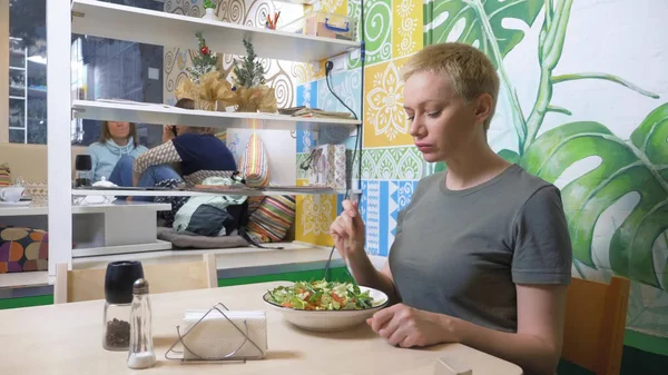 Женщина ест в вегетарианских ресторанах здоровую пищу — стоковое фото