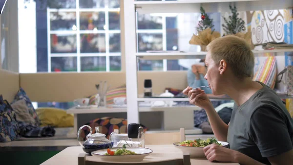 Mulher comendo em restaurantes vegetarianos comida saudável — Fotografia de Stock