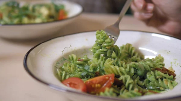 Gaya desain makanan. Pasta vegetarian dengan saus hijau dan kacang mete — Stok Foto