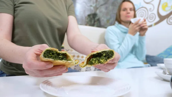 Nainen syö kasvisravintoloissa terveellistä ruokaa — kuvapankkivalokuva