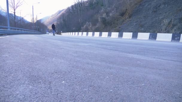 Ung affärsman med portfölj rider på en elektrisk bräda på motorvägen — Stockvideo