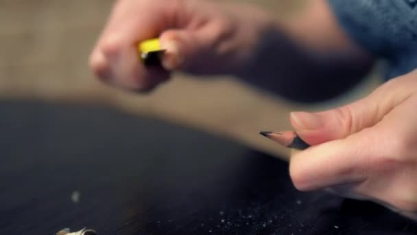 Gros plan d'une main. homme taille un crayon avec un couteau . — Video