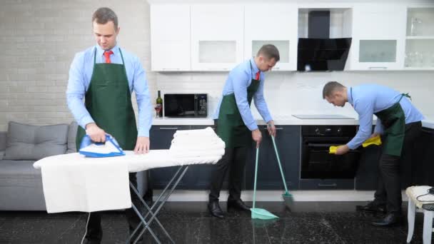 Κολάζ. Ο άντρας που δουλεύει στο σπίτι, σιδερώνει ρούχα, σκουπίζει και ψήνει πίτες. — Αρχείο Βίντεο