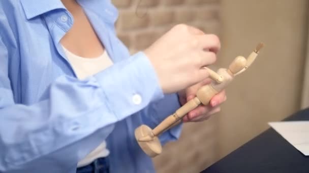 Belle fille brune dessine un croquis avec un mannequin en bois — Video