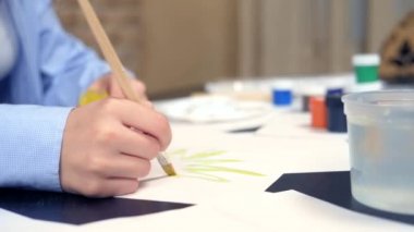 Gouache ile resim yapan güzel esmer kız. yaratıcı atölye