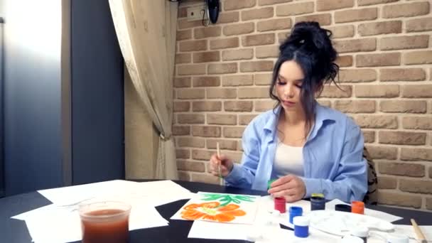 Beautiful brunette girl painting with gouache . creative workshop — 비디오