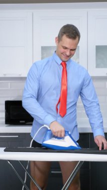 Dikey çekim. Kravatlı, ütü pantolonlu yakışıklı adam.