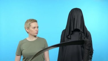 Mavi arka planda bir çizim. Ölüm geride vitamin şişesi gösteren bir kadın bırakır.