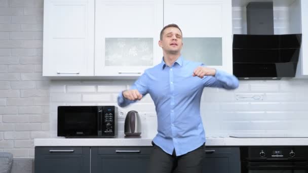 Un joven guapo bailando en la cocina. estilo de vida — Vídeos de Stock