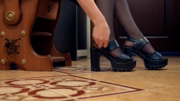 Μια κουρασμένη γυναίκα επιστρέφει σπίτι και βγάζει τα παπούτσια της. Τρόπος ζωής — Αρχείο Βίντεο