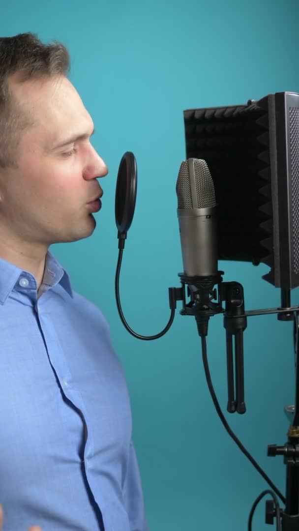 Ein vertikales Bild. Mann singt in Tonstudio ins Mikrofon — Stockvideo