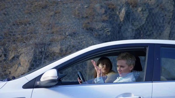 Két lány ül a kocsiban és veszekszik. harcolnak barátok vagy leszbikusok — Stock Fotó