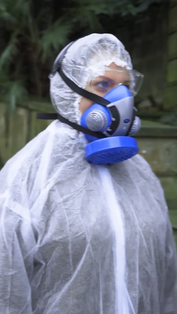 Vertical. pessoas em trajes de proteção tirar seus respiradores começam a sufocar — Vídeo de Stock