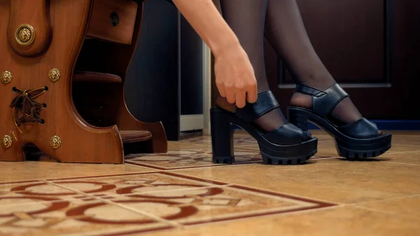 Seorang wanita yang lelah kembali ke rumah dan melepas sepatunya. Gaya hidup — Stok Foto
