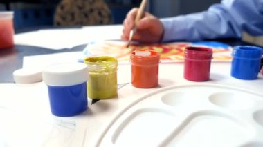 Gouache ile resim yapan güzel esmer kız. yaratıcı atölye