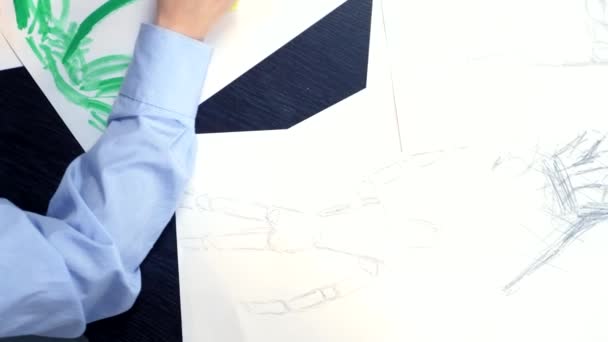 Bella ragazza bruna disegna uno schizzo con un manichino di legno — Video Stock