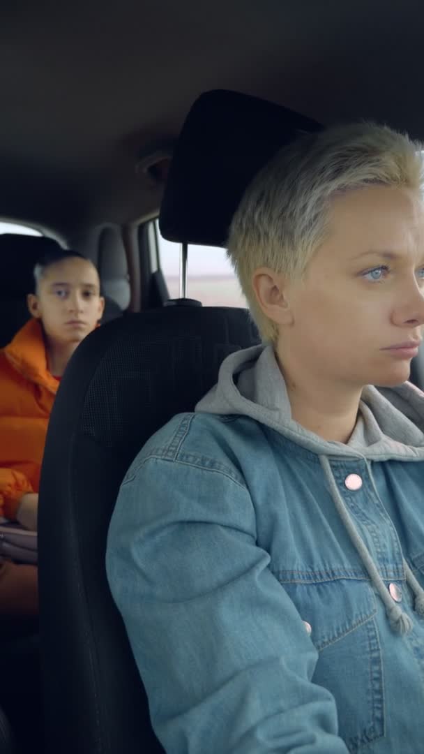Triste adolescente chica y su madre juntos en el coche paseo . — Vídeo de stock